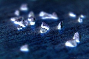 Негатив гранул растворимого кофе на столе