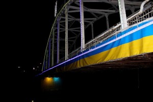 Флаг Украины на весь мост с гербом по центру и соответствующей подсветкой под мостом