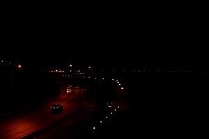 Ночной вид с моста на дорогу