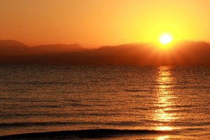 Лучи восходящего солнца над Красным морем в Табе