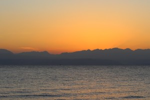 За несколько минут до восхода солнца из-за гор Иордании