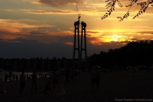 Активный отдых на пляже во время заката