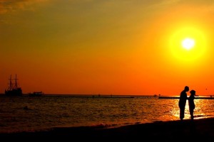 Романтическая фотосессия у моря на закате