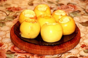 Запечённые яблоки на столе