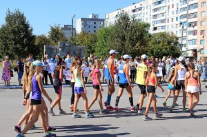 Участники пробега собираются на стартовой линии