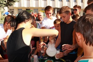 Девушки наливают молоко всем желающим