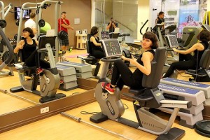 Жена на велотренажере