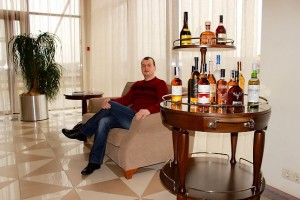 На диване у спиртных напитков