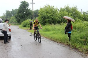 После первого круга в 10 км под дождём