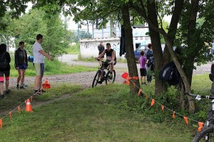 Сын заканчивает велогонку