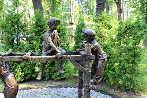 Скульптура с детьми в парке Горького