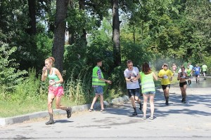 Волонтёры раздают воду на Kharkiv Trail 2016