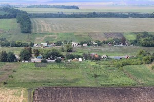 Вид с вертолёта на улицу и поля вокруг села