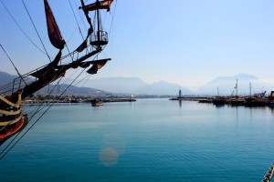 buhta-v-sredizemnom-more-u-beregov-turcii