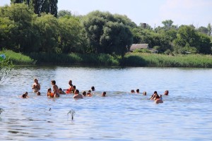 Люди наслаждаются купанием в жаркий день