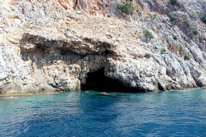 Пещера в скале у моря