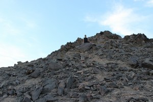 Сын у камня на скале