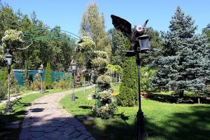 Аллея с фонарями в лапах животных