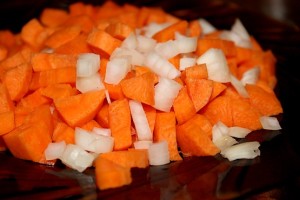 Нарезанная морковь и лук