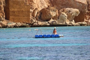 Девушка загорает на понтоне в Красном море