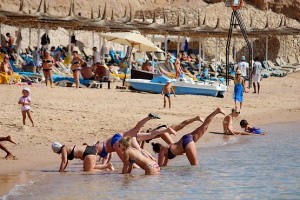 Аква аэробика на пляже у моря
