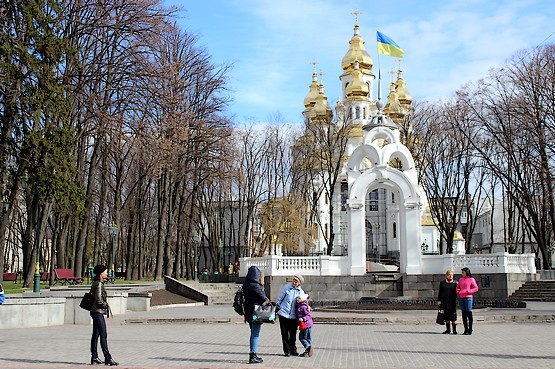 У фонтана "Зеркальная струя" на улице Сумской в Харькове