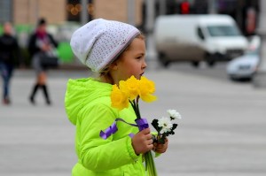 Девочка с первыми цветами