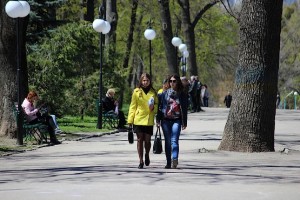 Люди прогуливаются, наслаждаясь теплом