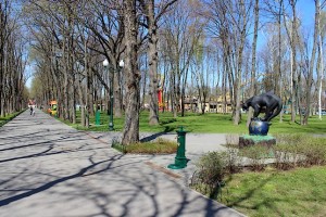 Пантера на глобусе в парке Горького