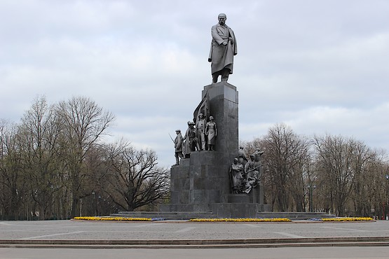 У памятника в парке Шевченко