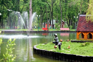 Мальчик рыбачит у пруда в парке Горького