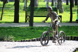 Мальчик на велосипеде в парке