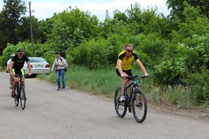 С позитивом на велосипеде