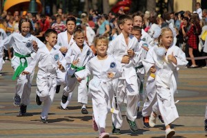 Бегут с улыбкой на лице