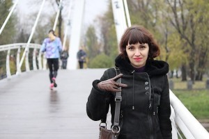 Любимая на мосту влюбленных в Харькове