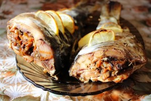 Запечённый карп с овощами