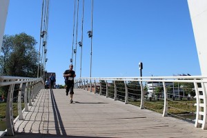 Бег по мосту на 4F Kharkiv Riverside Run