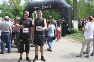 С сыном перед стартом на пробеге "Километры Победы 2018"