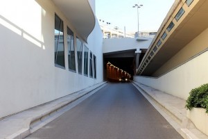 Автомобиль показался из туннеля в Монако