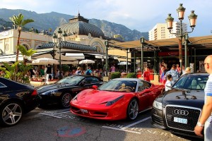 Автомобили у входа в казино Монте-Карло