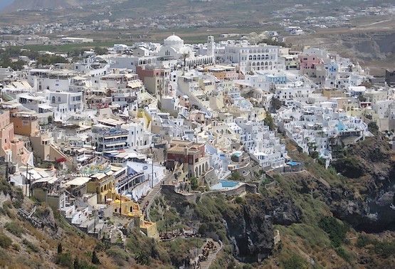 Город Фира на скалах острова Санторини в Греции