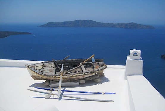 Лодка на крыше острова Санторини