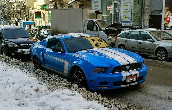 Синяя машина зимой