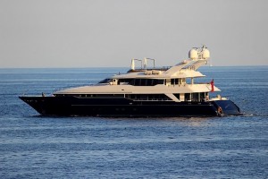Яхта у Лазурного берега в Монако