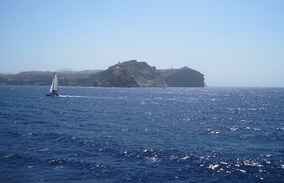 Вид на остров Санторини с моря