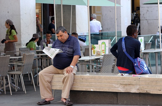 За чтением газеты на площади в Ницце