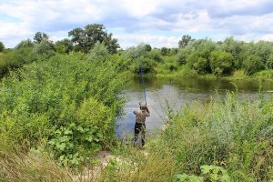Рыбак у реки в Довгалёвке